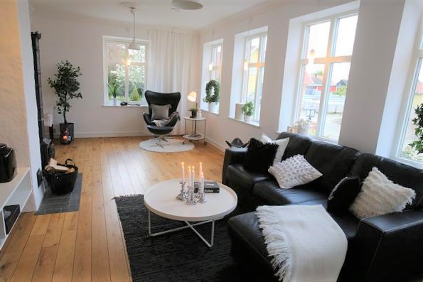 remodeled-livingroom-with-hardwood-floors-sells-for-top-dollar-Reazo-real-estate