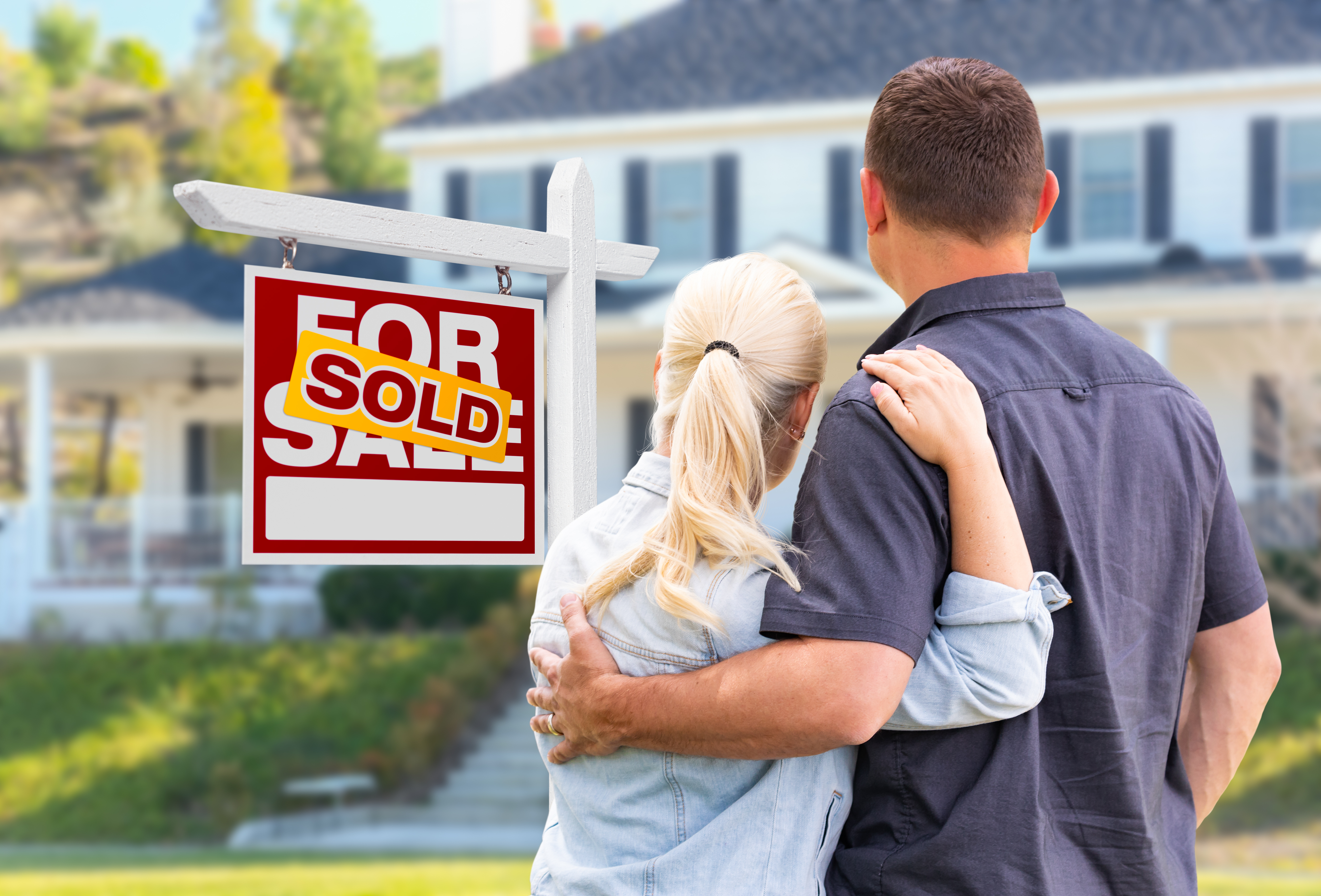 homeowners-in-front-of-sold-house-tips-for-selling-home