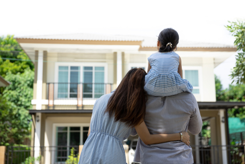 family-looking-at-their-new-home-Reazo-real-estate-leads